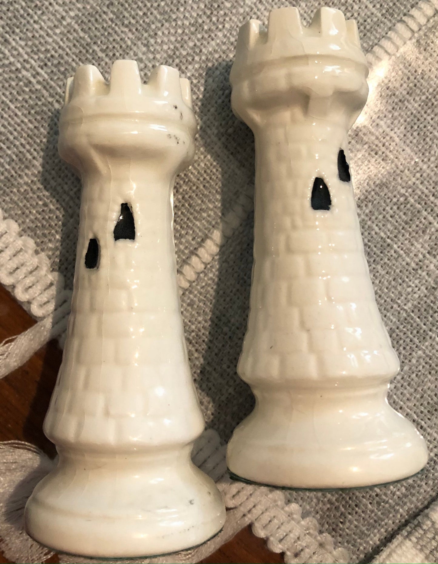 Duncan Mold Hand Painted Medieval Ceramic Chess pieces Gold detail (OTTV 2840) priced individually based condition of each piece