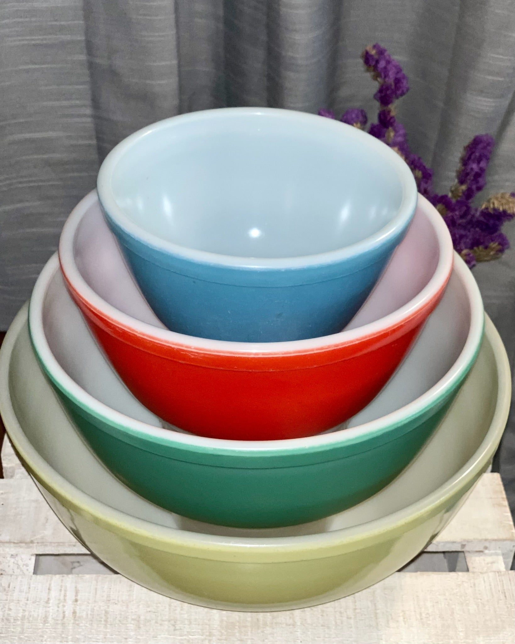 Vintage deals Pyrex Primary Colors Nesting Mixing Bowls Set of 4 401 402 403 404