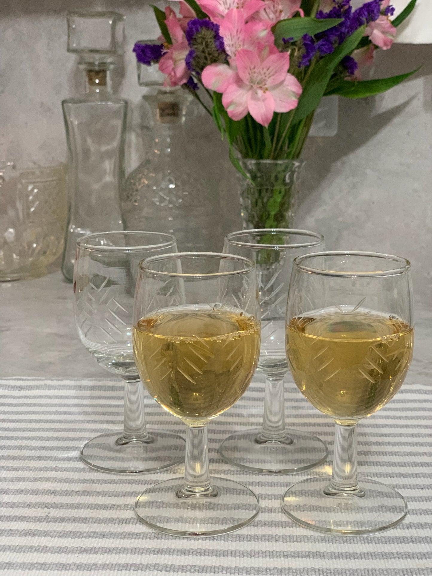 Etched small/cordial wine glasses (OTTV 2059) priced as set of 4